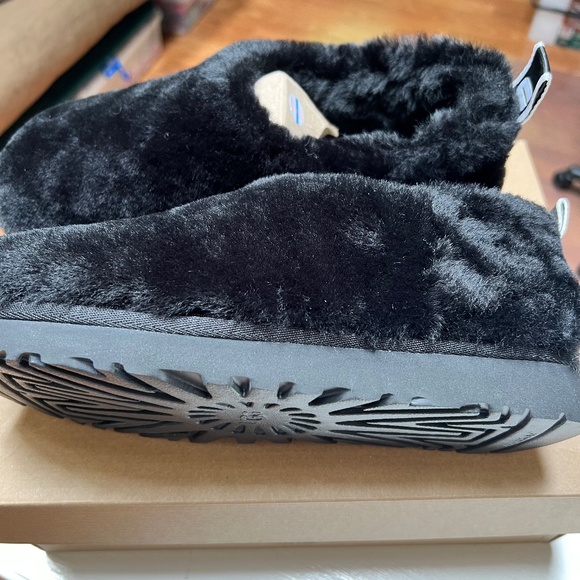 Ugg Classic Cozy Bootie- Women Size 8 - Picture 5 of 10